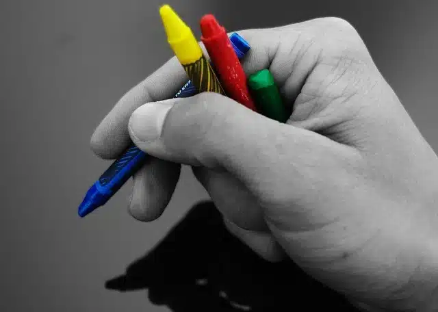 יד מחזיקה 4 צבעים