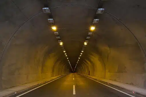 מנהרה חשוכה בלי שרואים את האור בקצה