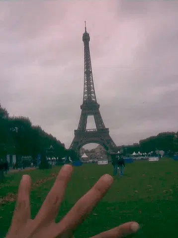 יד על רקע מגדל האייפל - נוגעת בחלום הצרפתי