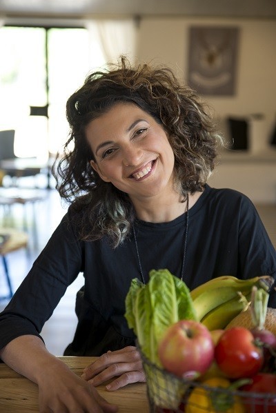 אורית ממן ראדה עם קערת פירות