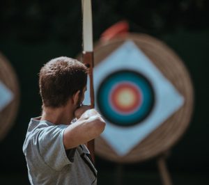 לרצות ולשחרר: איש מותח חץ אחורה לכיוון המטרה