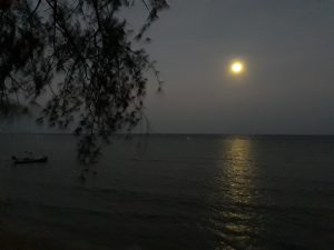 ירח מעל הים בתאילנד, טרום זריחה אחרי יקיצה טבעית