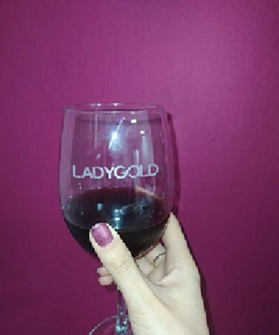 הרמת לחיים עם כוס יין של ליידי גולד