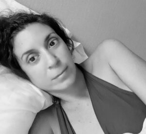 מיכל פולת שוכבת במיטה עם קורונה - תמונה בשחור לבן