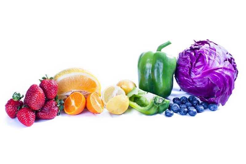ירקות לפי צבעי הקשת על רקע לבן כדי להביע תזונה מדויקת בתהאמה אישית