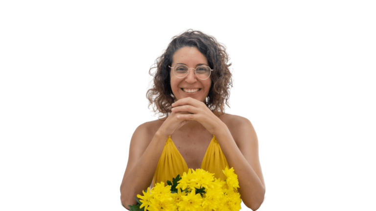 מיכל פולת מחייכת למצלמה עם פרחים