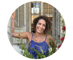 מיכל פולת עם פרחים וחיוך מזמין