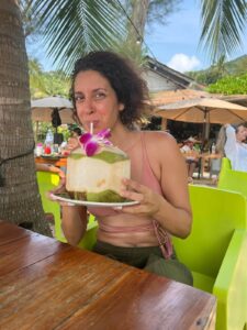 מיכל פולת שותה קוקוס בקופנגן_התמונה המקורית של הפוסט בפייסבוק